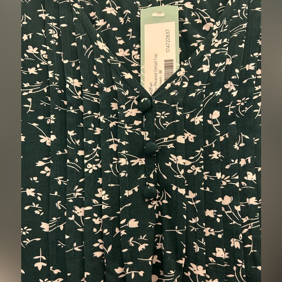 NWT Fun 2 Fun Medium 3/4 sleeve green & white floral blouse - Picture 3 of 6
